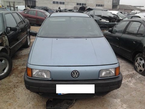 Подержанные Автозапчасти Volkswagen PASSAT 1990 1.8 машиностроение седан 4/5 d.  2012-11-23